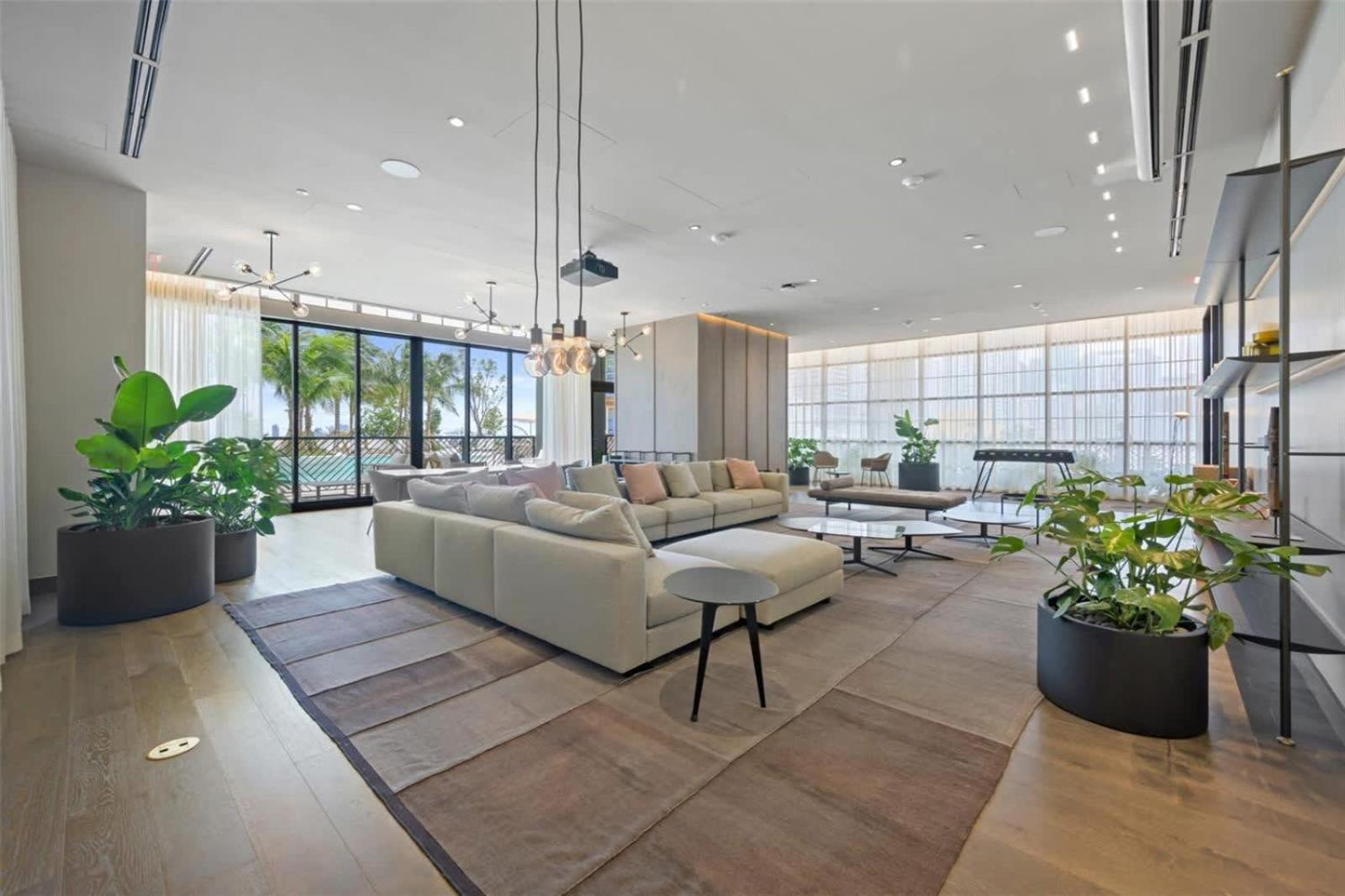 Apartment Modern 2br-2bth- Pool & Gym Miami